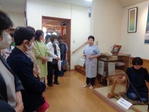 真岡木綿会館で糸紡ぎをしているところを見学しています