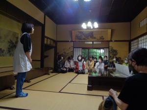 岡部記念館で金鈴荘についての話を聞いています