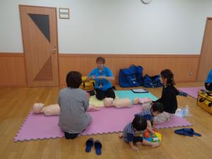 お母さんたちが指導を受けている写真①