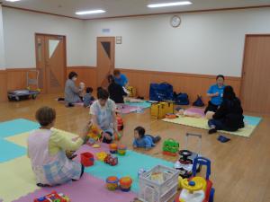 お母さんたちは講習を。子どもたちはボランティアさんと遊んでいる写真