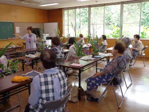 受講生たちが講師の説明を聞いている写真です。