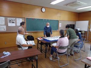 講師が作品を見ている写真です。