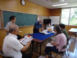受講生が講師から指導を受けている写真です。