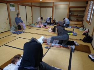 受講生たちが二人一組になって練習している写真です。