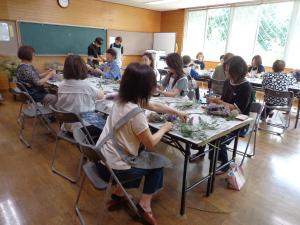 受講生たちがリースを作っている写真です。