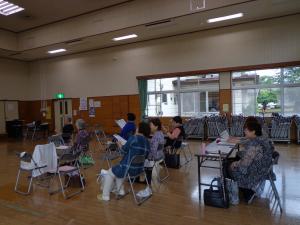 歌を聴いている受講生たちの写真です。