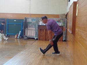 講師が膝のストレッチをしている写真です。