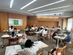 東部図書館のオセロ講座の様子
