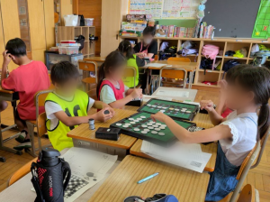 新荘小学校放課後学級のオセロ講座の様子