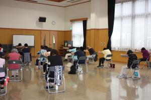 前で手を組んで背中を伸ばすストレッチ