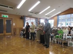 福寿のつどい　最高齢者の表彰の様子