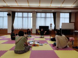 読み聞かせ様子写真②