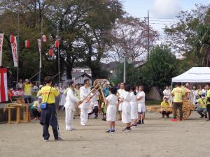 数名がトーチをもち点火している写真です。