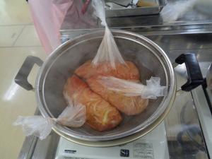 食材を湯せんしている写真