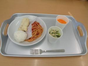 健康料理教室完成したお料理がお盆に揃えられた写真
