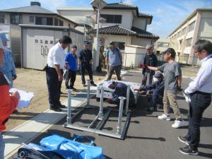 講師の水戸市上下水道局の職員が組立式給水タンクを設営している写真