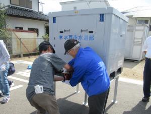 給水タンクにバブルを取り付けている写真