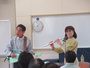 村上守・真理子先生にギターとフルート演奏をしてもらっている写真です