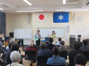 村上守・真理子先生に演奏をしてもらっている会場の様子の写真です