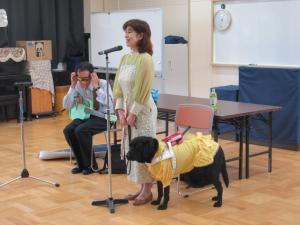 真理子先生が盲導犬ヘレナの紹介をしてくれている写真です