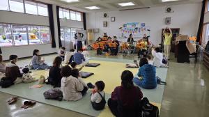 みとぴよ音楽隊のハロウィンコンサートで大きな栗の木の下での様子