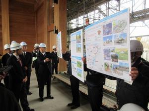 大臣視察の様子の画像