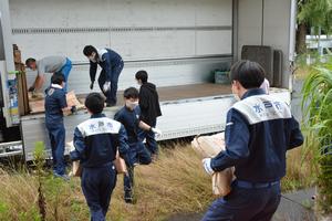 支援物資をトラックに搬入する様子の画像3