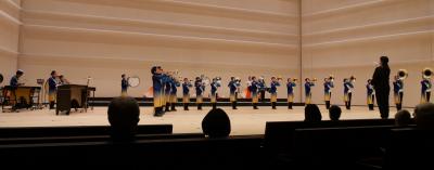 市民会館でのマーチングのパフォーマンス